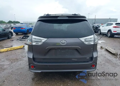 2017 Toyota Sienna Se 8 Passenger z USA, uszkodzony, nr VIN 5TDXZ3DC7HS793784